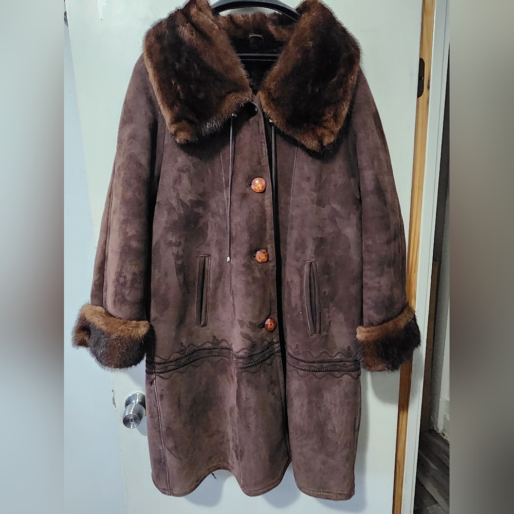 Ferriza Shearling Women's sz: M (bust 39), L 42", Shoulder Length 27"